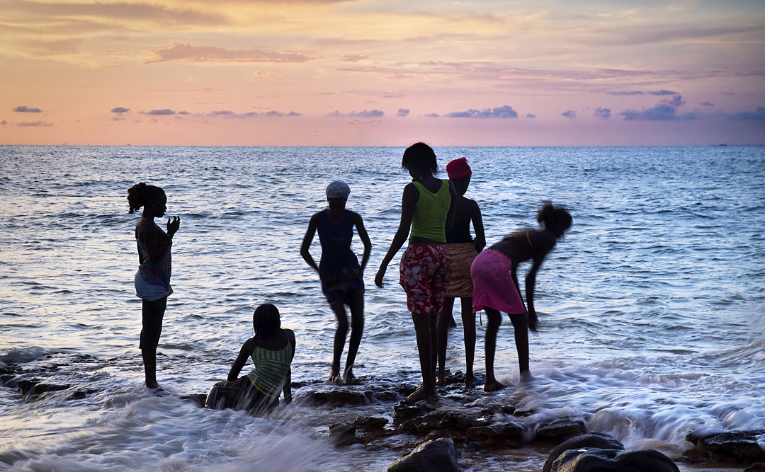 Girls in Tubab Dialaw´s beach. 