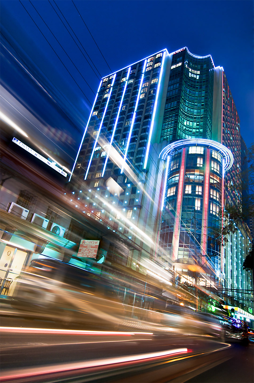  Jeepneys crossing in front of the Manila´s Hilton hotel. 