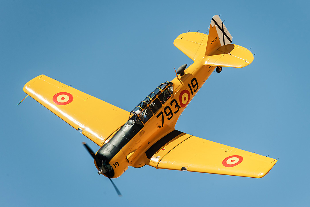 North American T6 "Texan" de la Fundación Infante de Orleans en una exhibición aérea en el aeródromo de Cuatro Vientos (Madrid). 