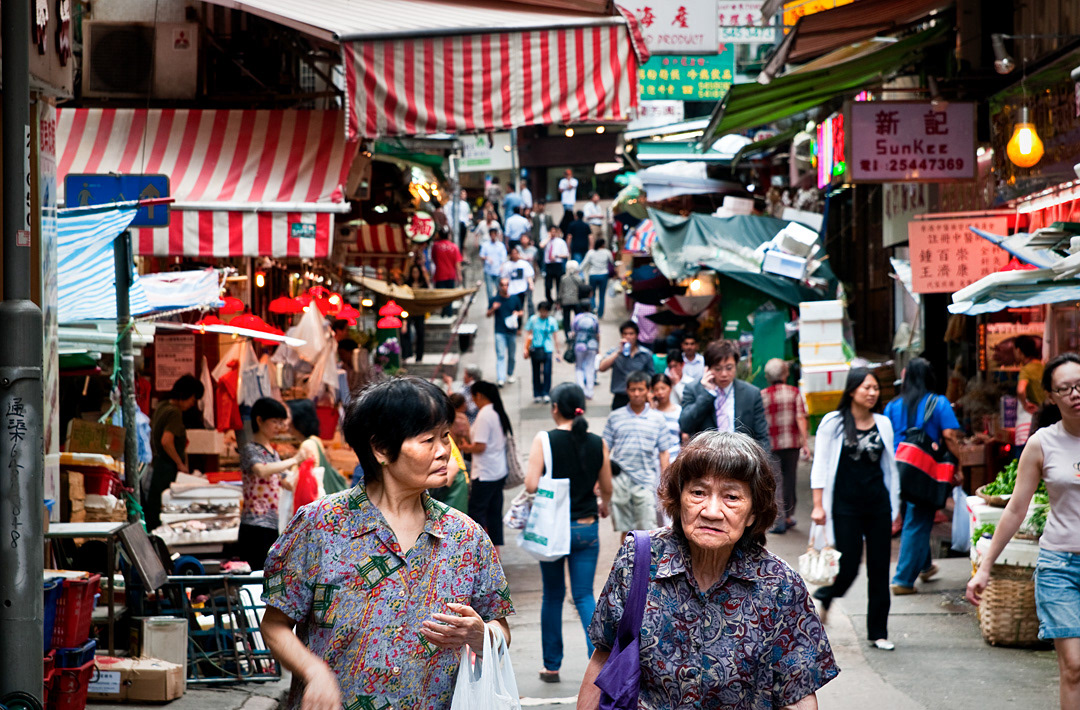  Elders in a Soho´s street market (Hong Kong).