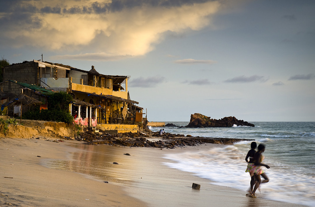 Girls in Tubab Dialaw´s beach. 