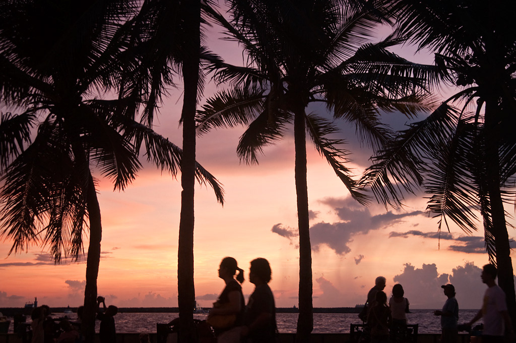 Manila. People walking in Roxas Bulevard at dusk. 