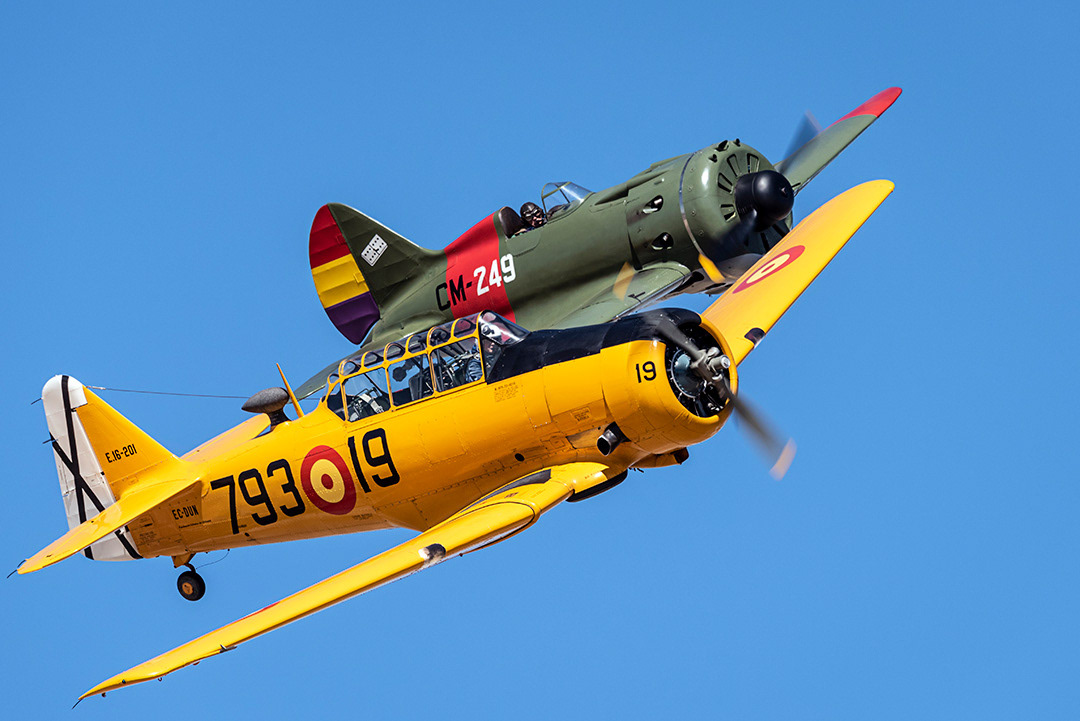 North American T6 "Texan" y Polikarpov I16 "Mosca" de la Fundación Infante de Orleans en una exhibición aérea en el aeródromo de Cuatro Vientos (Madrid). 