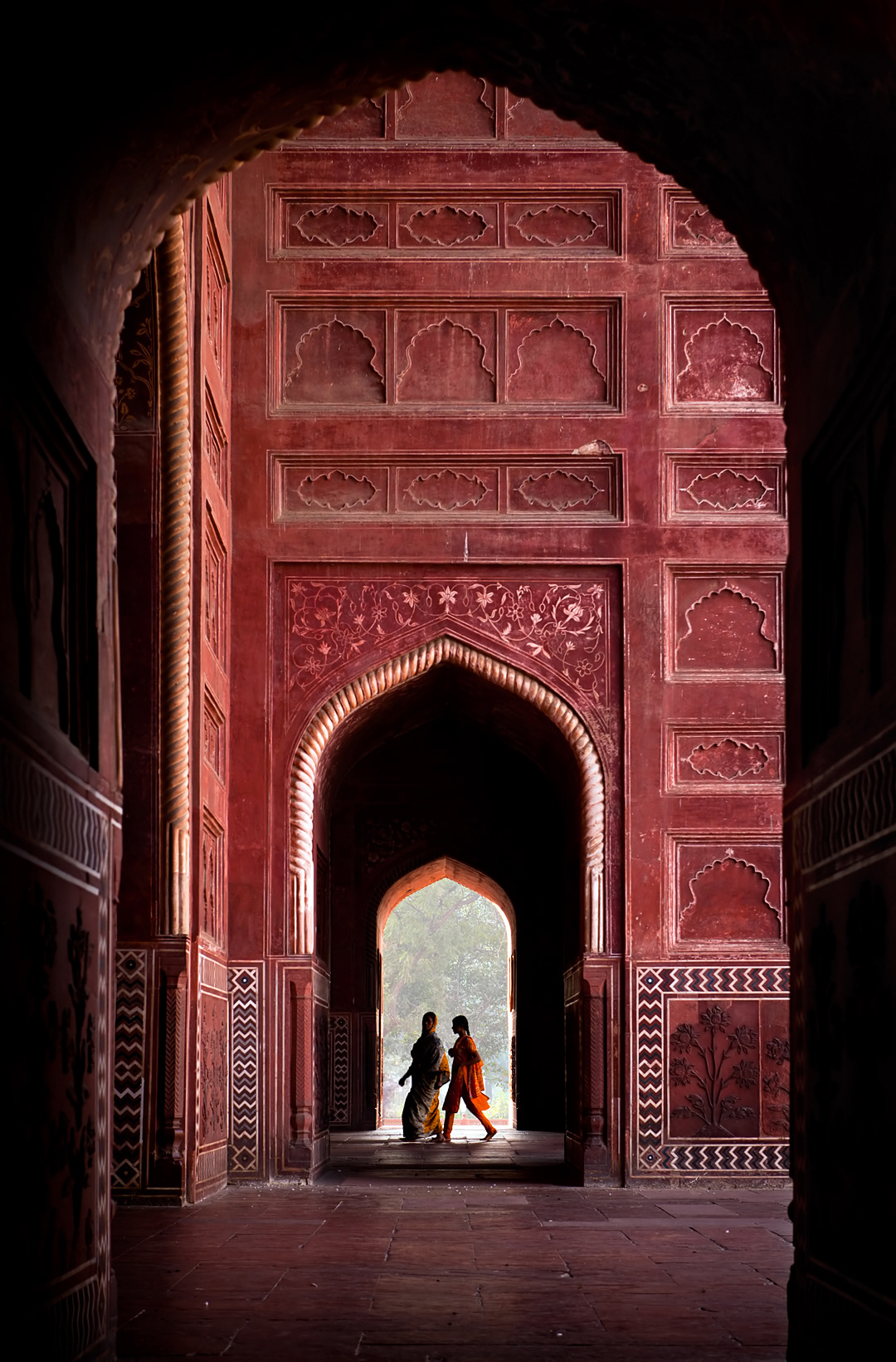 Women in Taj Mahal's jawab 