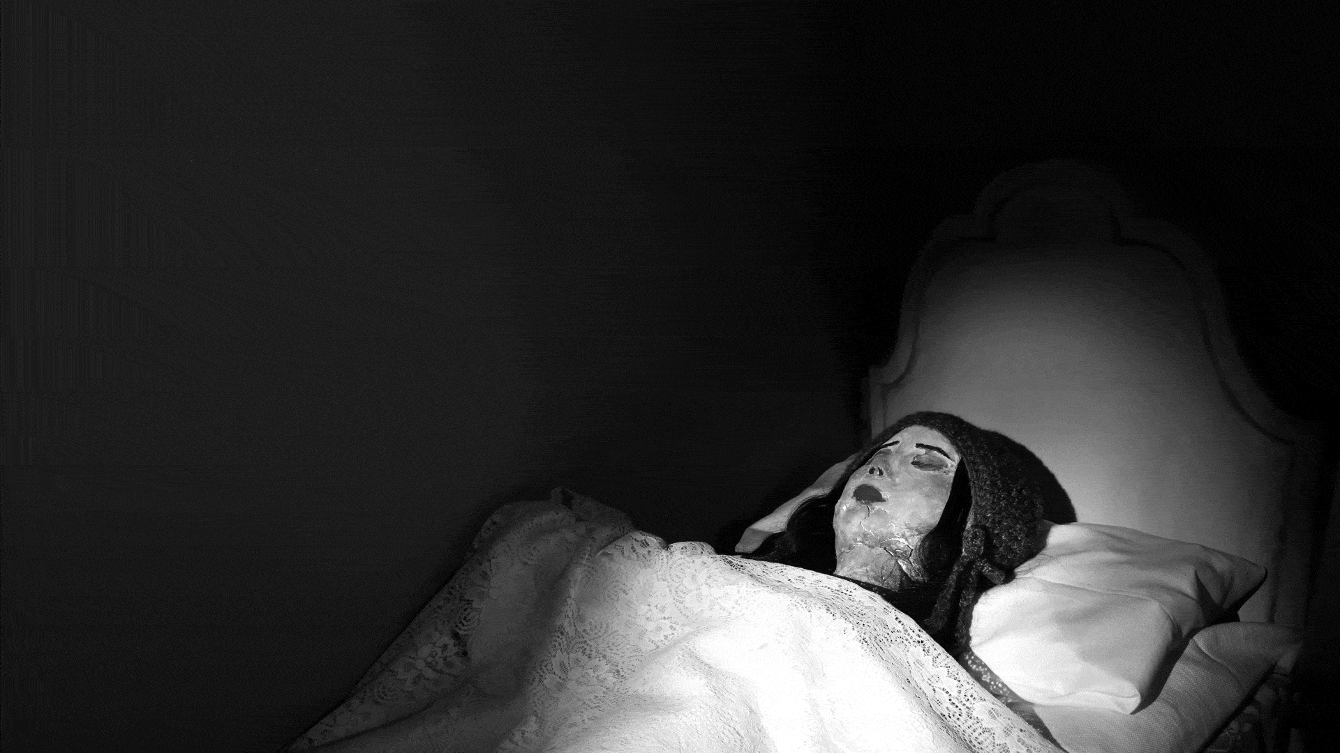 El Ratón Pérez in shadow form.