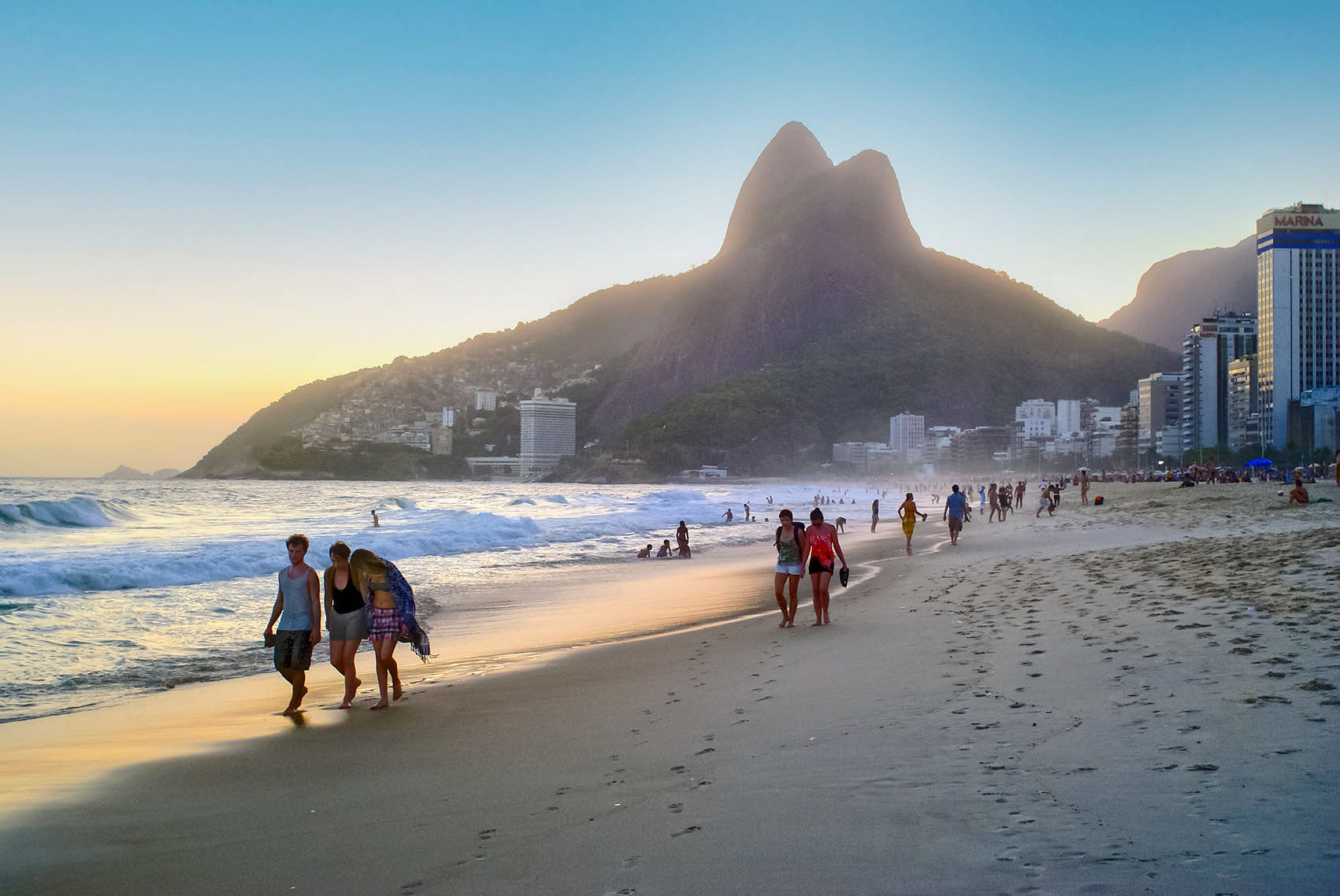 Praia do Leblon e Dois Irmãos ao fundo