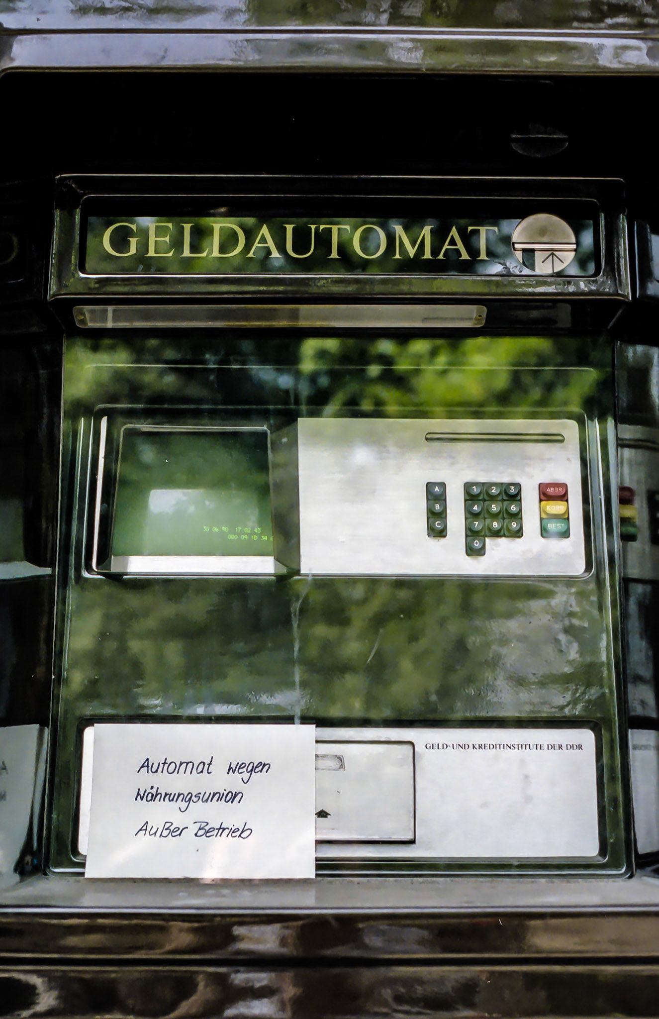 Geldautomat wegen Währungsunion außer Betrieb
