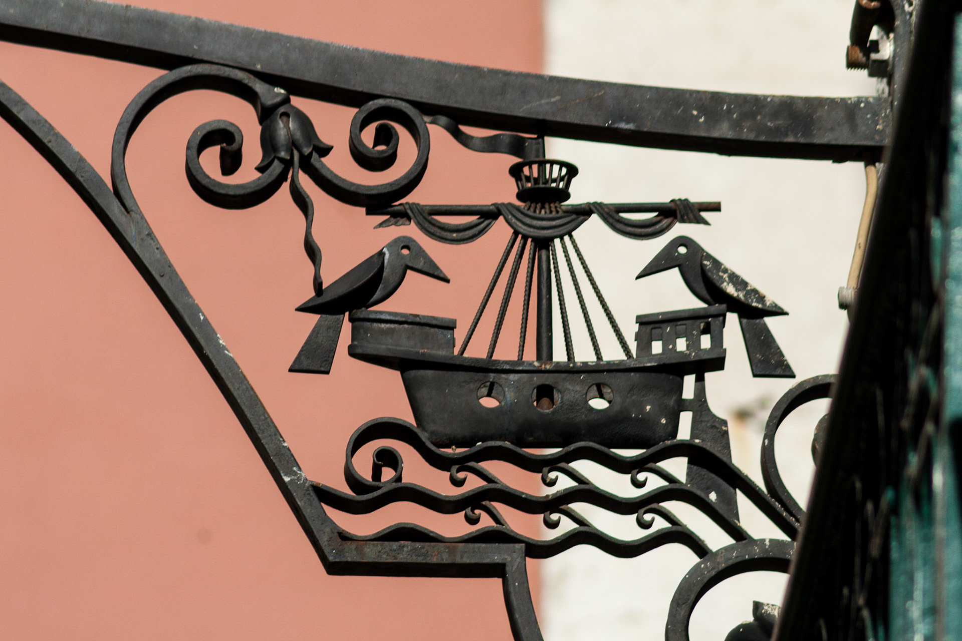 Crest of Lisbon