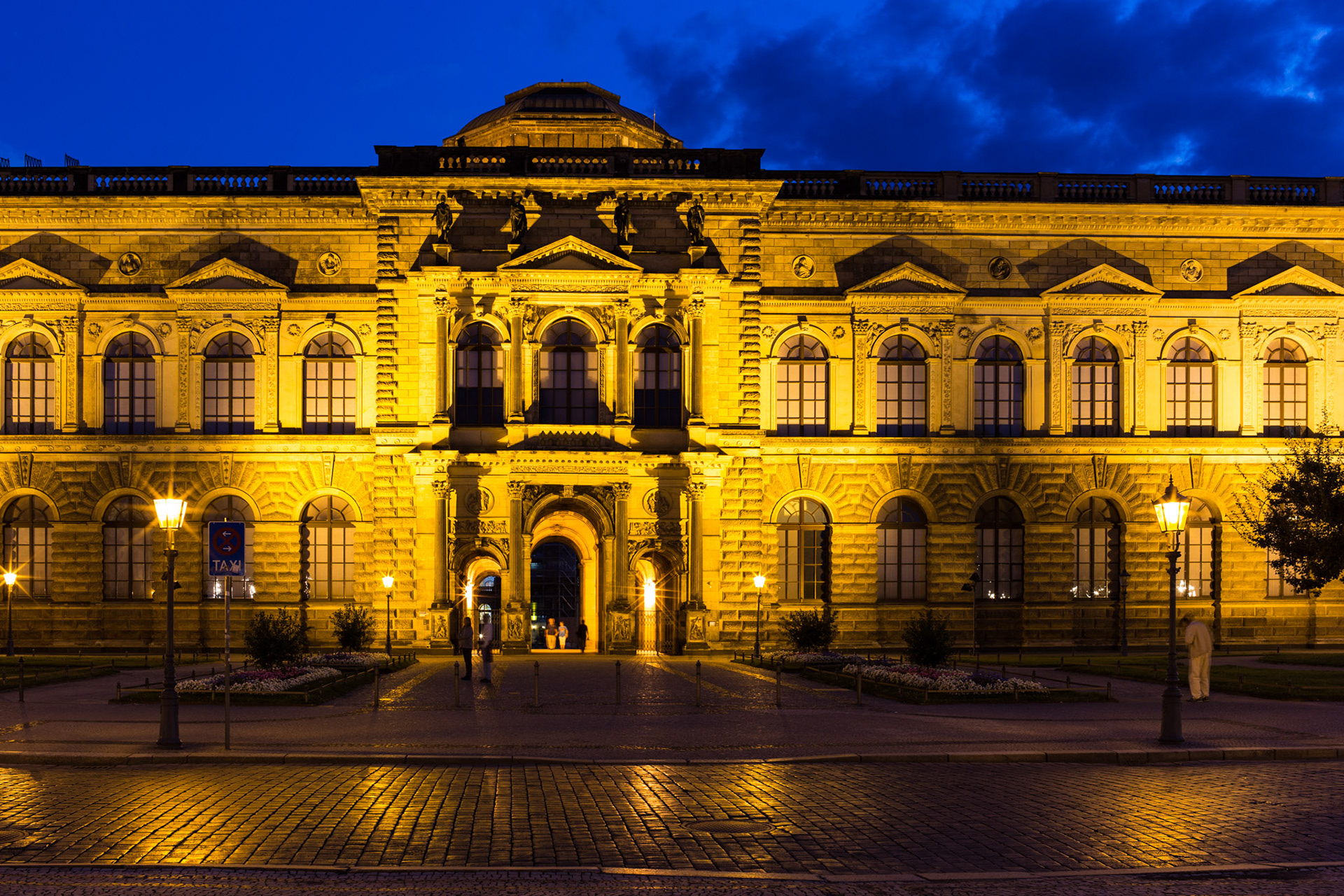 Zwinger from Theaterplatz