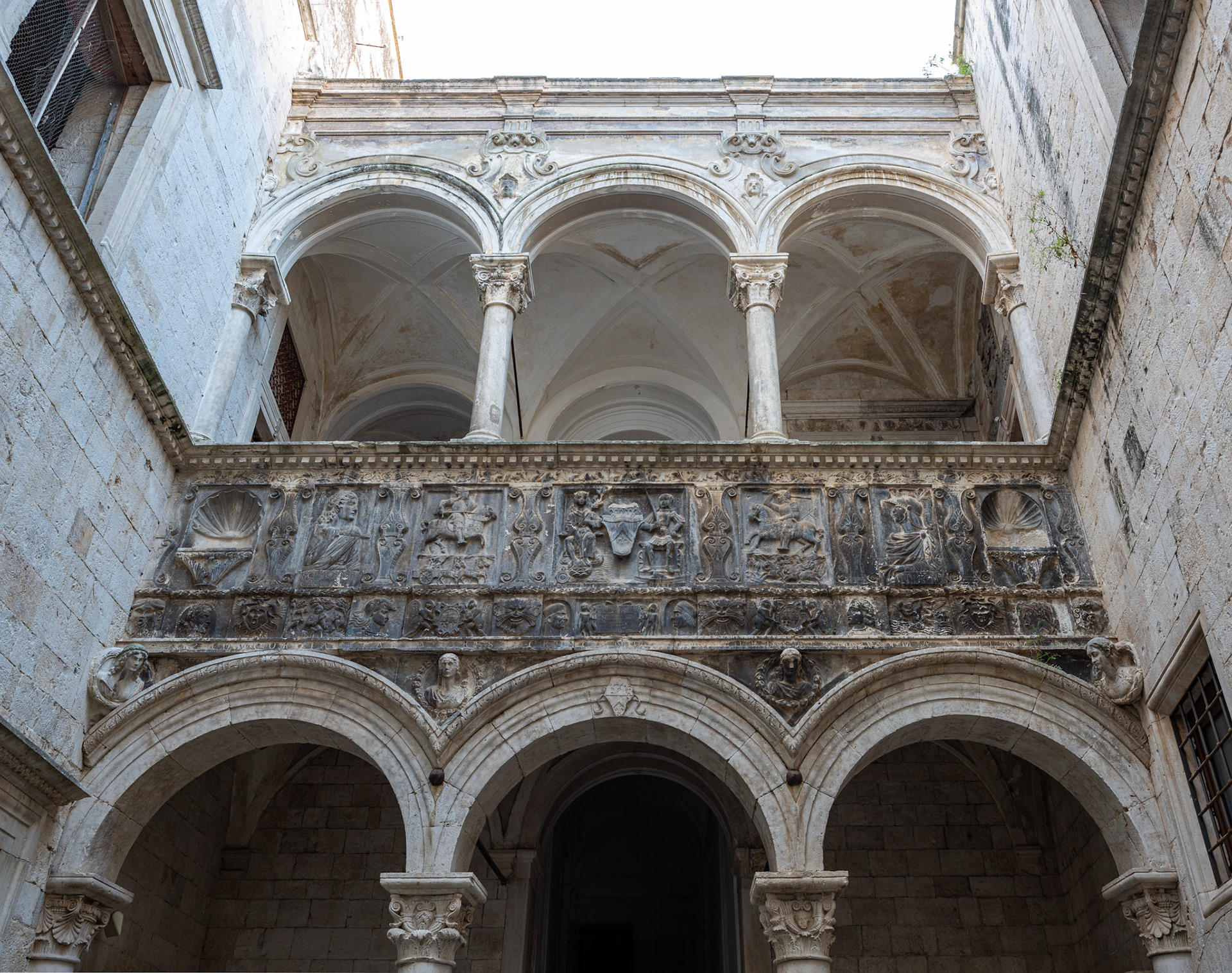 Palazzo Vulpano-Sylos, Cortile, Bitonto, Italy. Photo: 2019. © The Trustees of Columbia University