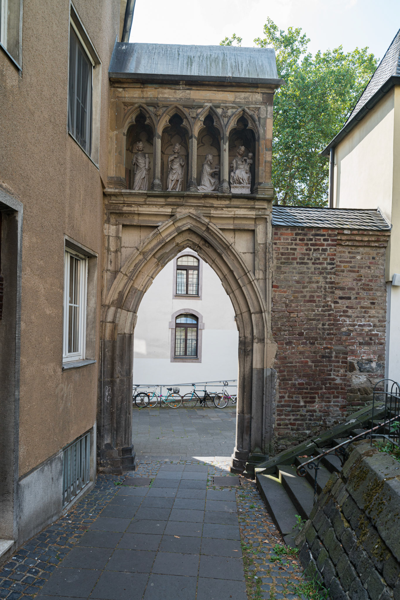 Dreikönigenpförtchen, between St. Maria im Kapitol and Marienplatz, Cologne, Germany. Photo: 2018. © The Trustees of Columbia University