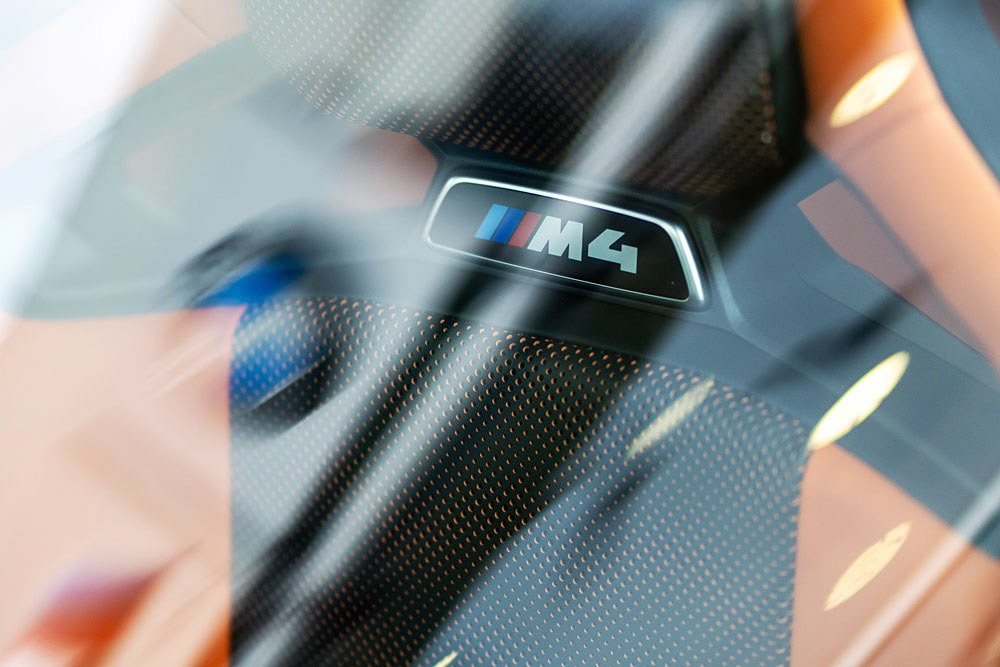 BMW M4 - detail na sedadlo