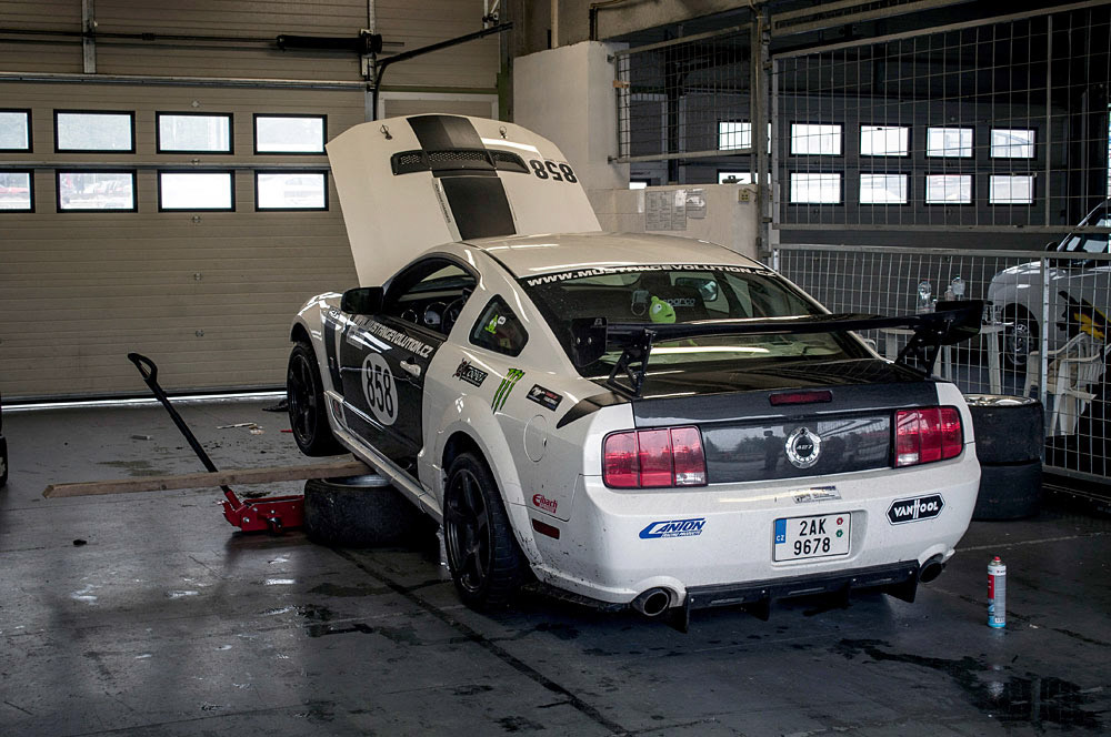 Ford Mustang v boxu