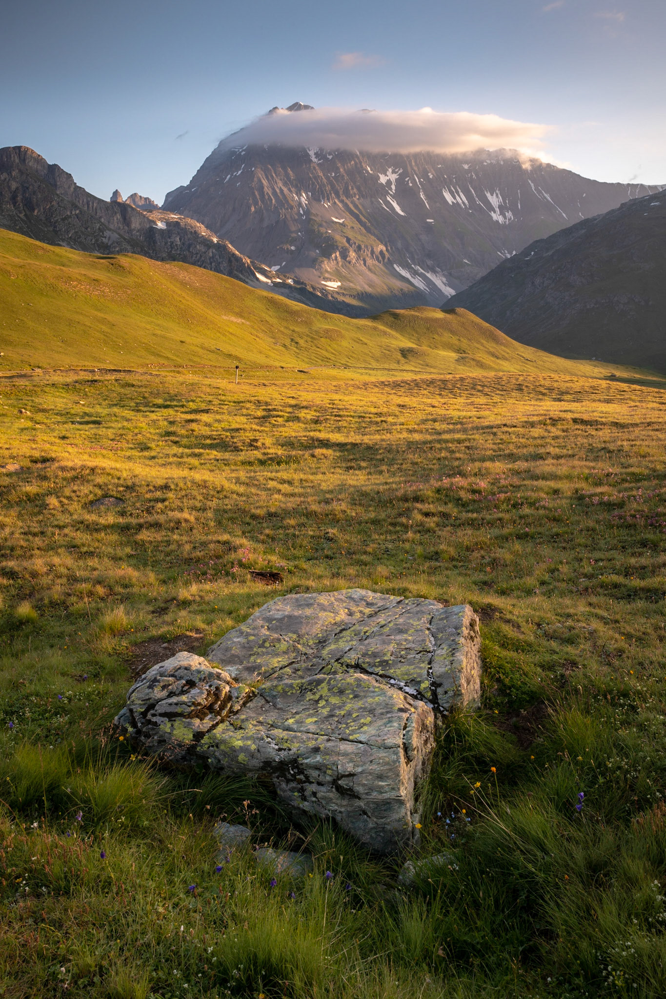 La Grande Casse is the highest point of the Vanoise massif with its 3,855 metres high. We see it here on the Maurienne side, in the south; on the other side starts the Tarentaise valley.

La Grande Casse est le point culminant du massif de la Vanoise avec ses 3 855 mètres d'altitude. On l'aperçoit ici côté Maurienne, au sud ; de l'autre côté commence la vallée de la Tarentaise.