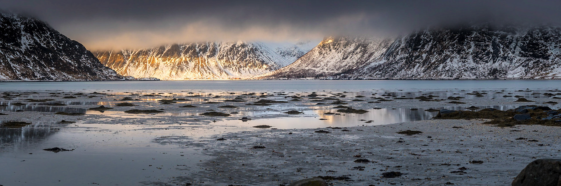 Low clouds on Flakstadpollen, panorama