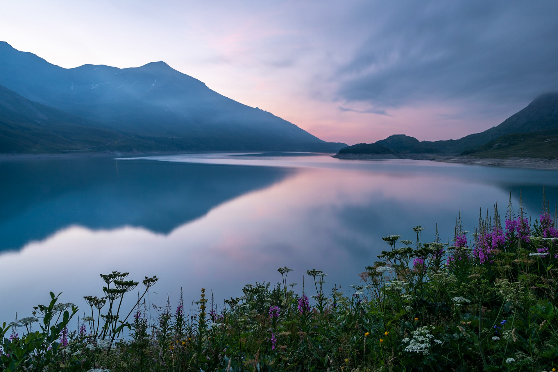 Aube sur le lac du Mont-Cenis, Haute-Maurienne Vanoise, France