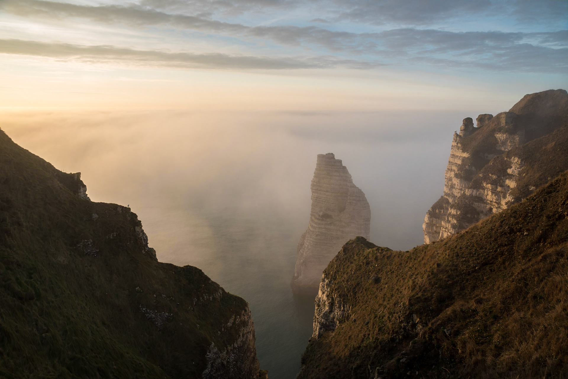 Brume sur les Falaises d'Étretat, France