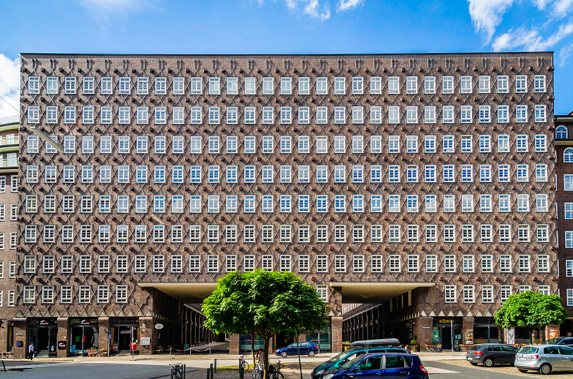 Built between 1927 and 1943 (yes, finished during the WW2) this is one of the landmark office buildings in the Hamburger Kontorhausviertel. The architects who started the building - Hans and Oskar Gerson were not allowed to finish the building because of their Jewish heritage. Frot höger who also built the Chilehaus finished the building in close cooperation with the Gersons.