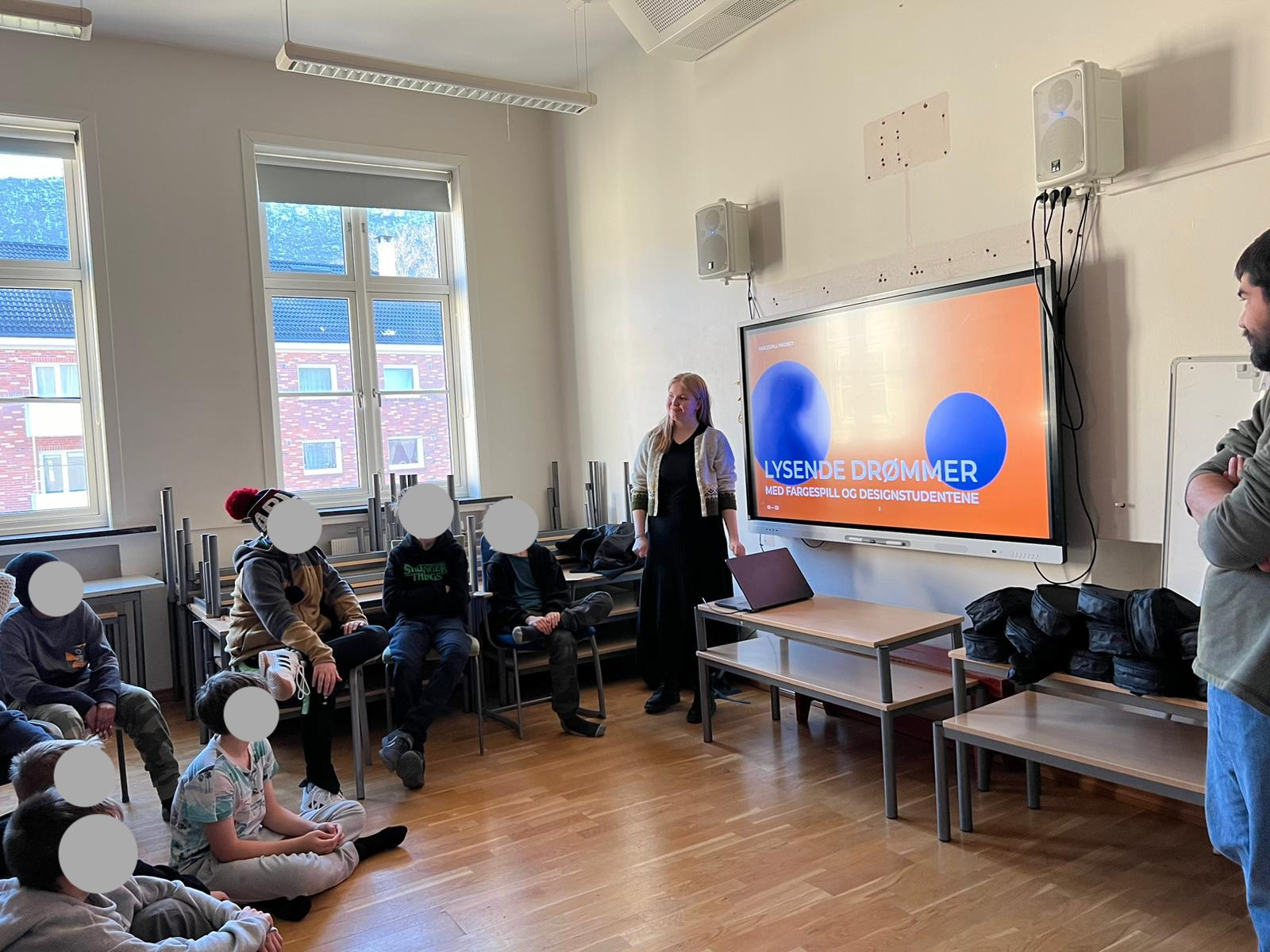 Meg som introduserer prosjektet til en klasse