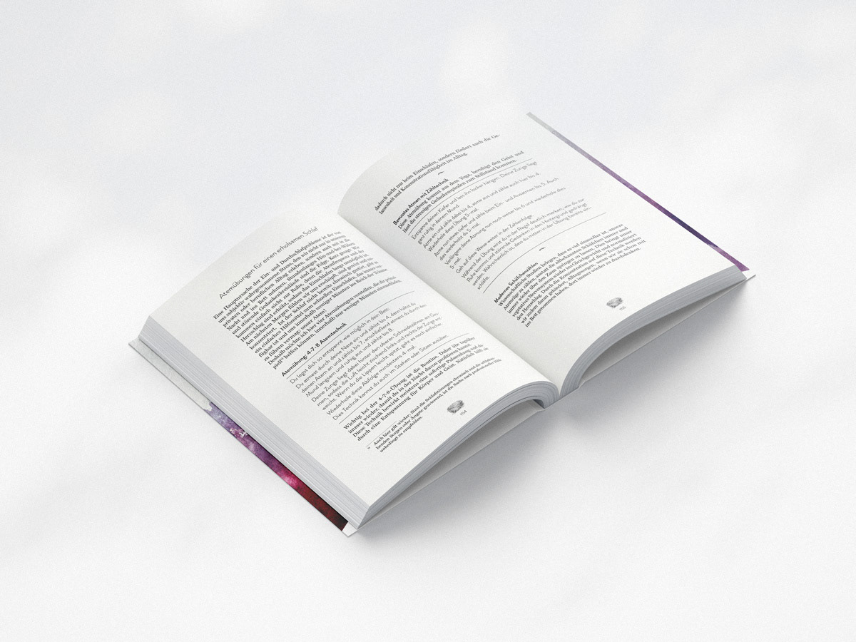 Aufgeklapptes Buch, auf den Seiten ist Text zu sehen