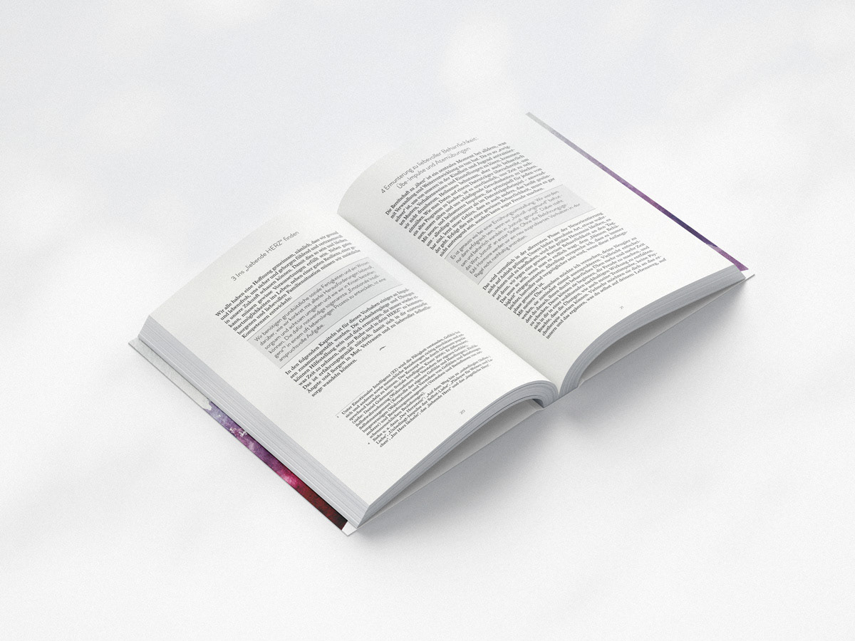 Aufgeklapptes Buch, auf den Seiten ist Text zu sehen