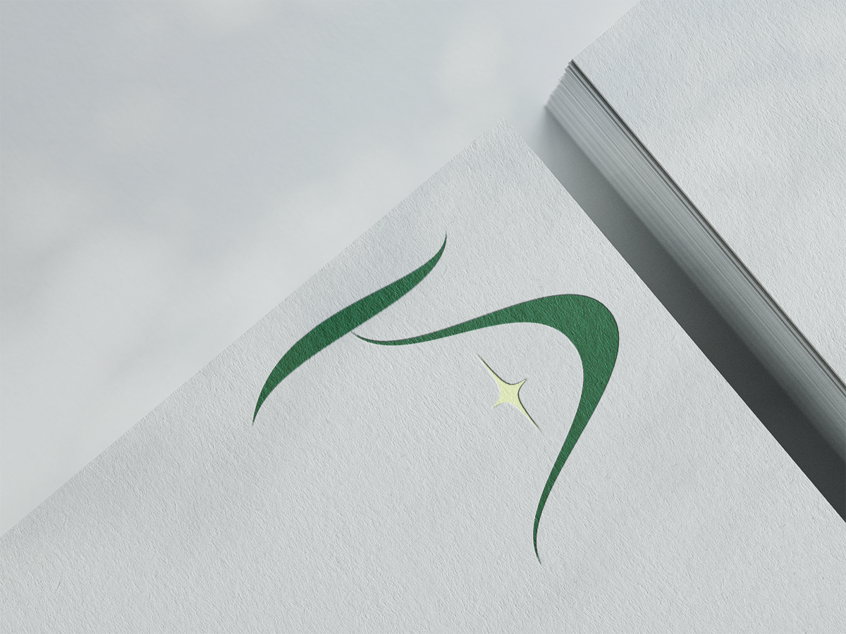 Nahaufnahme eines Papierstapels worauf ein grünes, geschwungenes Logo in der Form eines T, mit einem kleinen, gelben Stern zu sehen ist