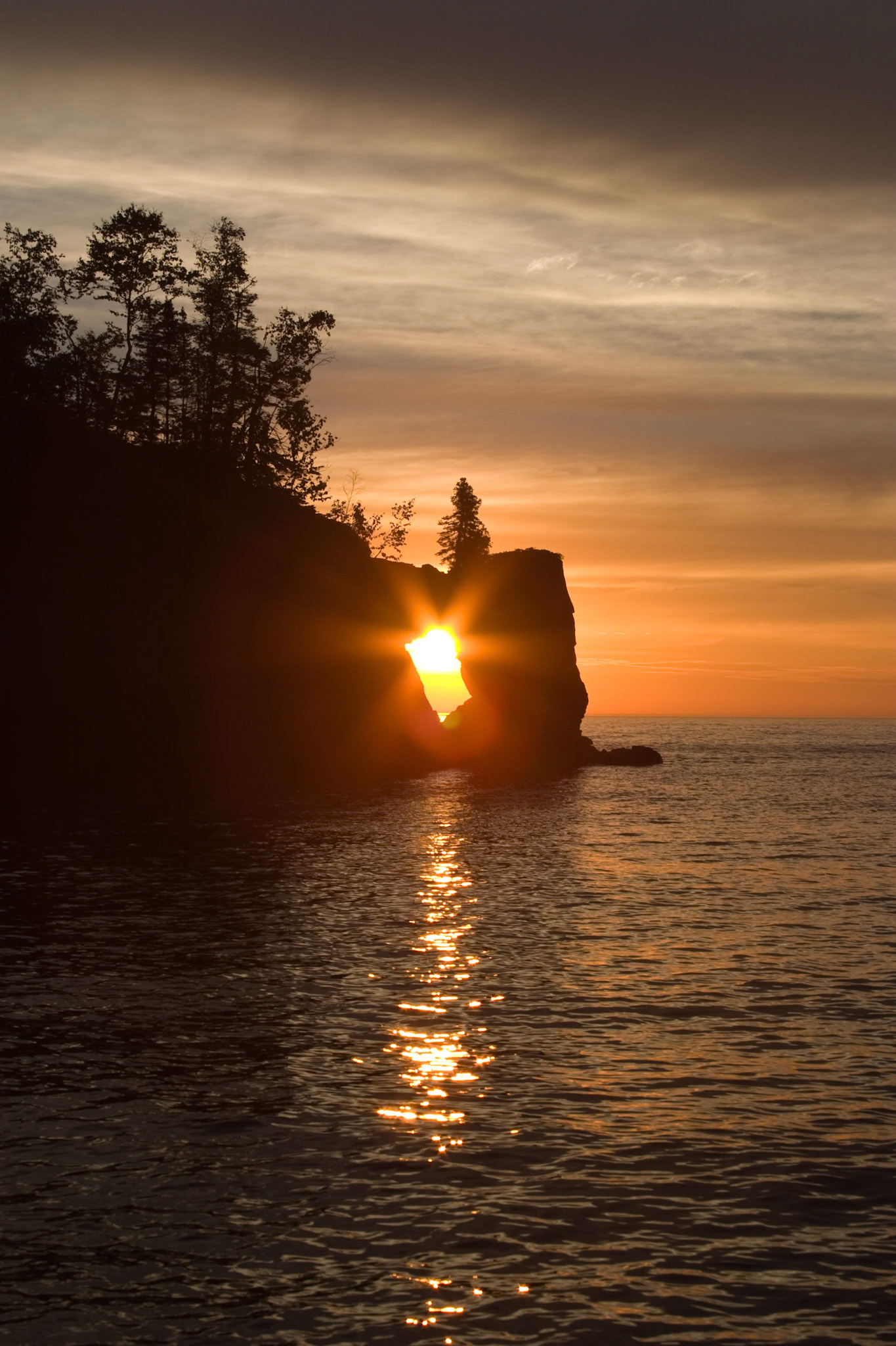 Tettegouche is one of Minnesota's most beautiful state parks. It features a mile of Lake Superior coast, including the Baptism River mouth; the river's cascades and falls; four inland lakes; rugged semimountainous reliefs; and an undisturbed northern hardwood forest.