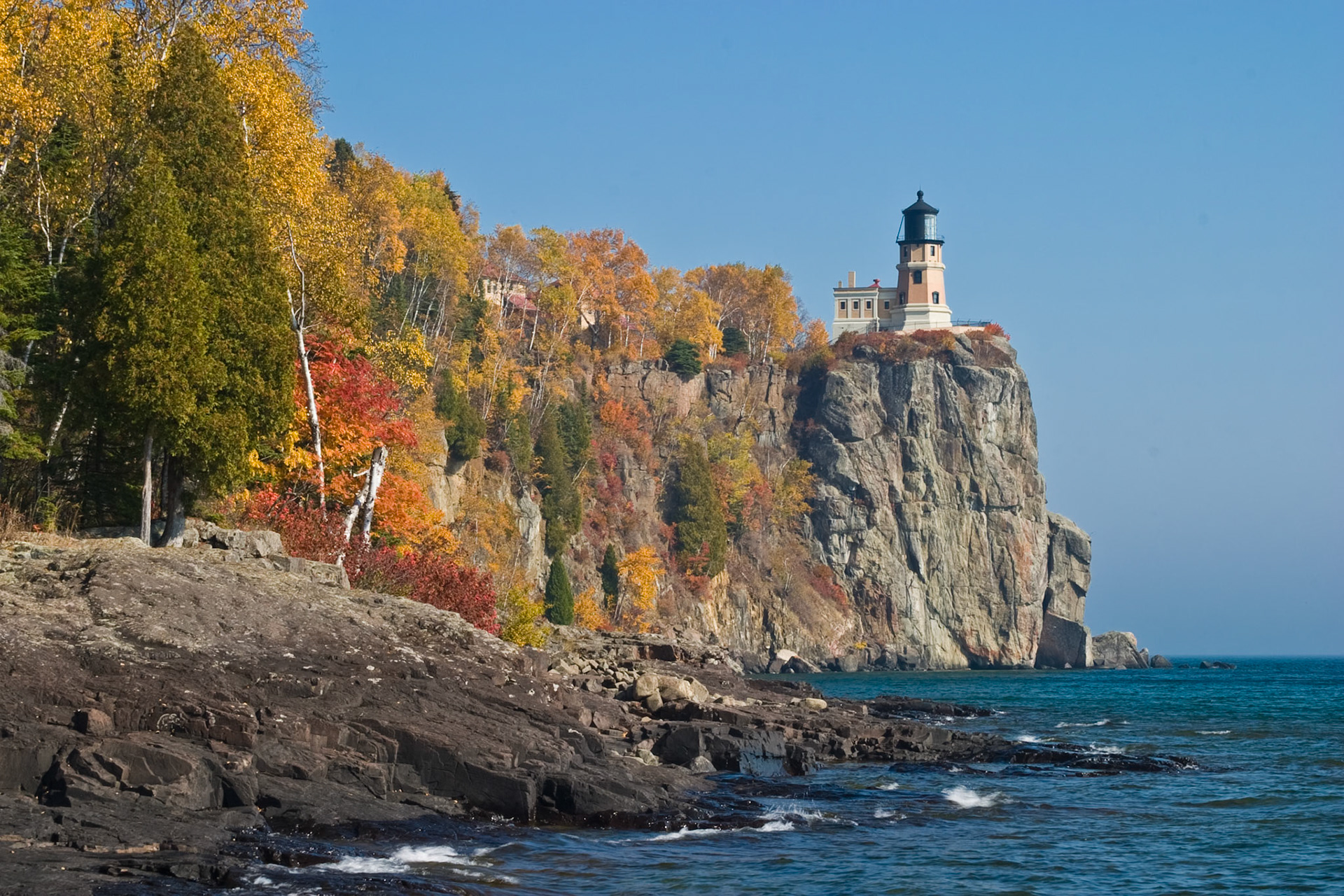 Autumn colors usually peak along Lake Superior in early October, this day was no exception, and the full beauty of the North Shore was revealed in all it glory on this warm afternoon.*