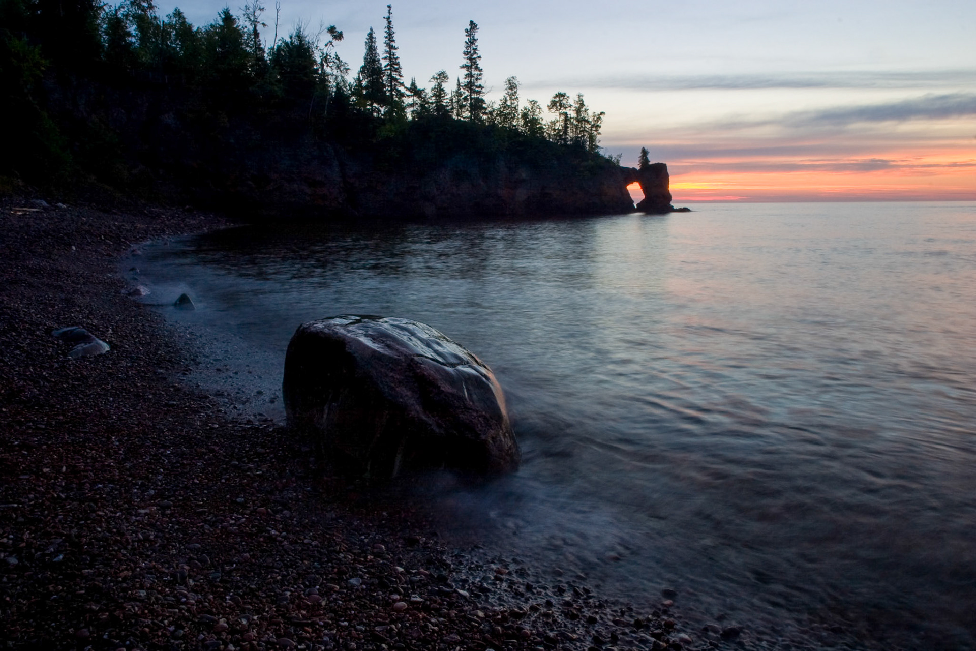 Tettegouche is one of Minnesota's most beautiful state parks. It features a mile of Lake Superior coast, including the Baptism River mouth; the river's cascades and falls; four inland lakes; rugged semimountainous reliefs; and an undisturbed northern hardwood forest.