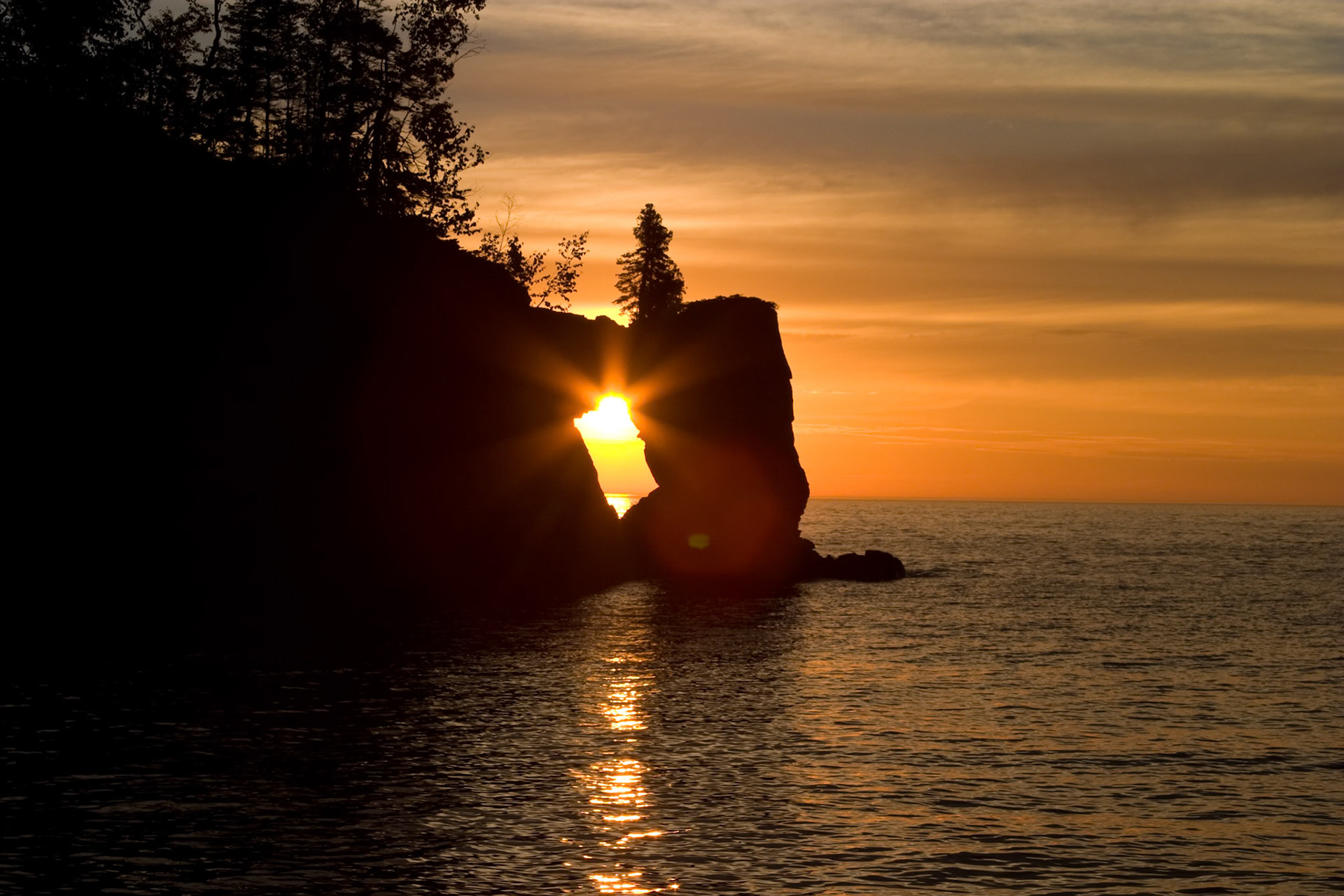 Tettegouche is one of Minnesota's most beautiful state parks. It features a mile of Lake Superior coast, including the Baptism River mouth; the river's cascades and falls; four inland lakes; rugged semimountainous reliefs; and an undisturbed northern hardwood forest.