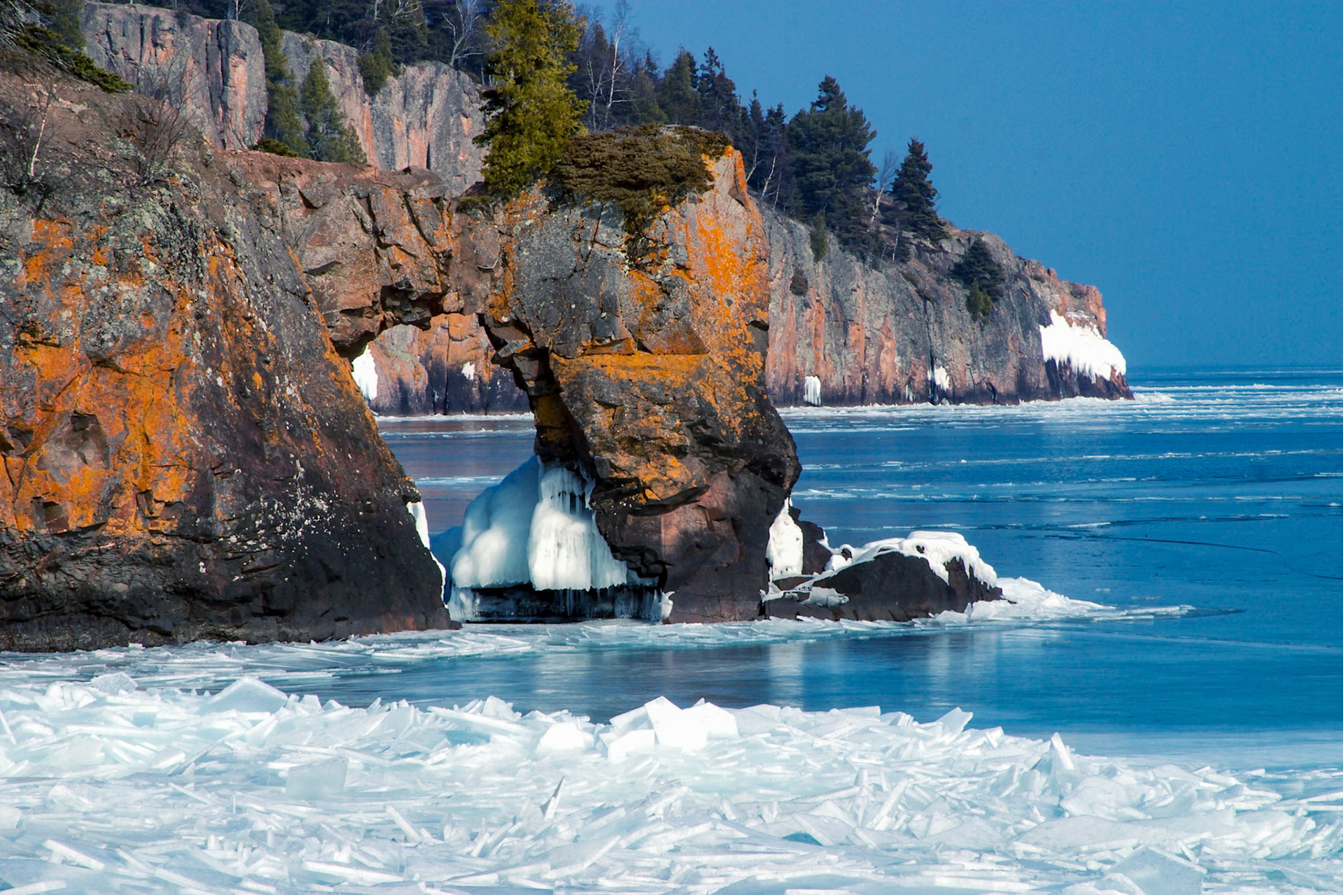 Tettegouche is one of Minnesota's most beautiful state parks. It features a mile of Lake Superior coast, including the Baptism River mouth; the river's cascades and falls; four inland lakes; rugged semimountainous reliefs; and an undisturbed northern hardwood forest.