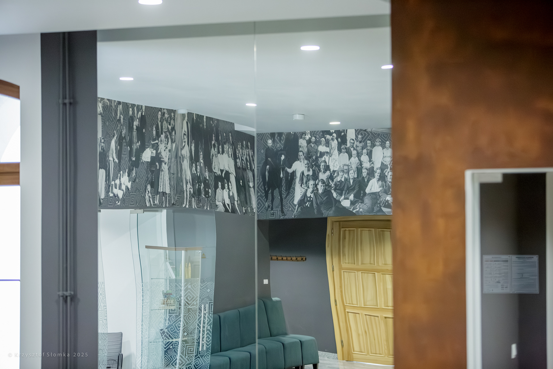Na zdjęciach użytych w projekcie znajdują się autentyczne, archiwalne fotografie mieszkańców Woli Gułowskiej i okolic.