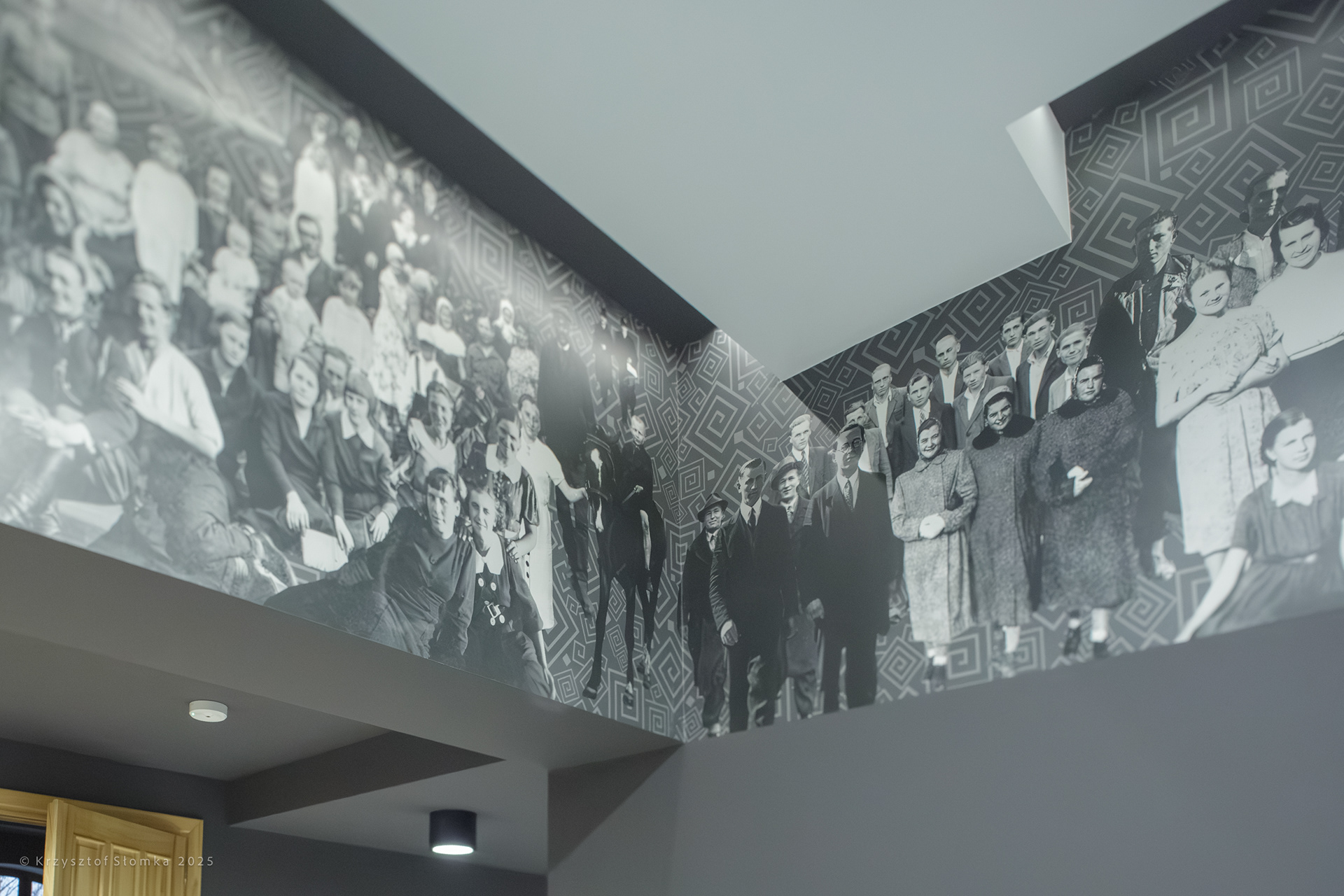 Na zdjęciach użytych w projekcie znajdują się autentyczne, archiwalne fotografie mieszkańców Woli Gułowskiej i okolic.