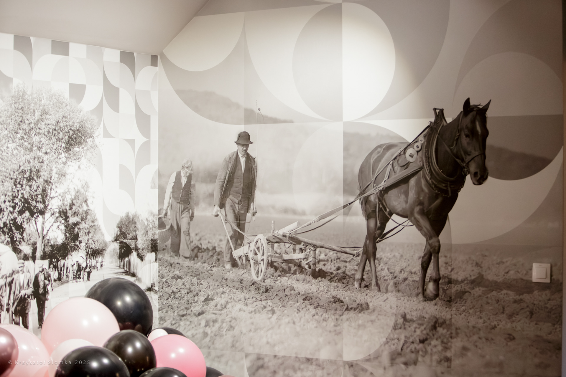 Na zdjęciach użytych w projekcie znajdują się autentyczne, archiwalne fotografie mieszkańców Woli Gułowskiej i okolic.