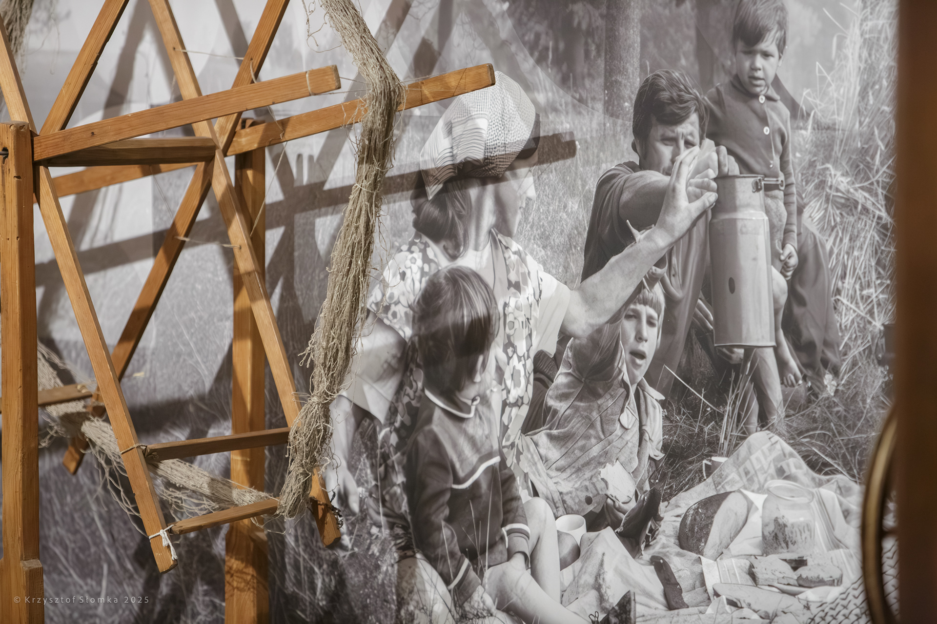 Na zdjęciach użytych w projekcie znajdują się autentyczne, archiwalne fotografie mieszkańców Woli Gułowskiej i okolic.