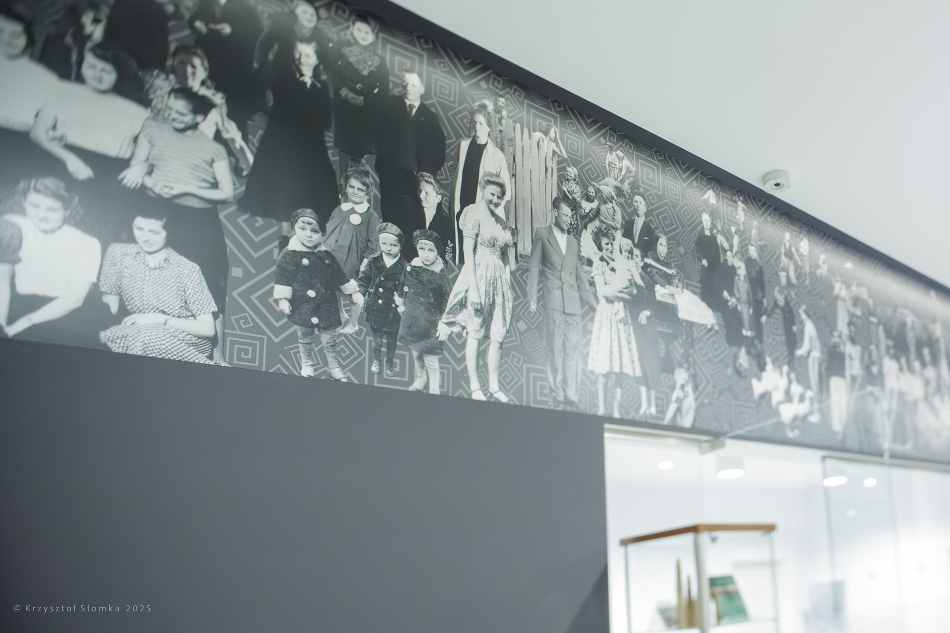 Na zdjęciach użytych w projekcie znajdują się autentyczne, archiwalne fotografie mieszkańców Woli Gułowskiej i okolic.