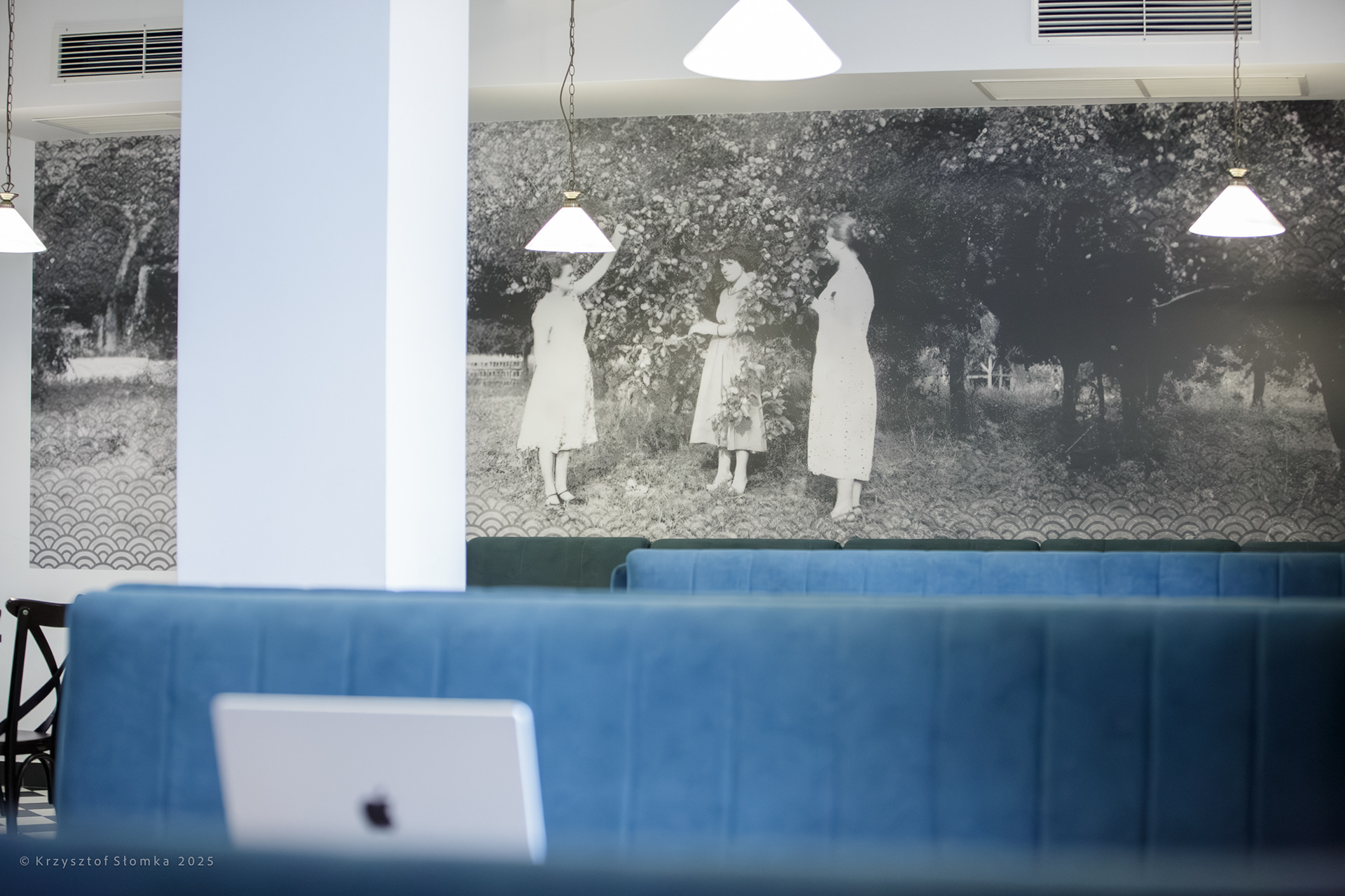 Na zdjęciach użytych w projekcie znajdują się autentyczne, archiwalne fotografie mieszkańców Woli Gułowskiej i okolic.