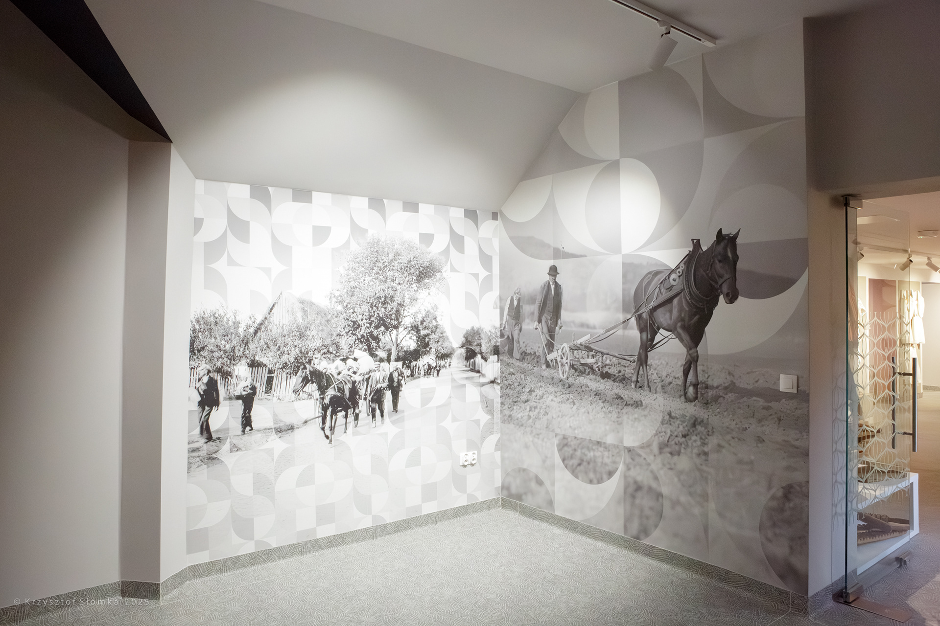 Na zdjęciach użytych w projekcie znajdują się autentyczne, archiwalne fotografie mieszkańców Woli Gułowskiej i okolic.