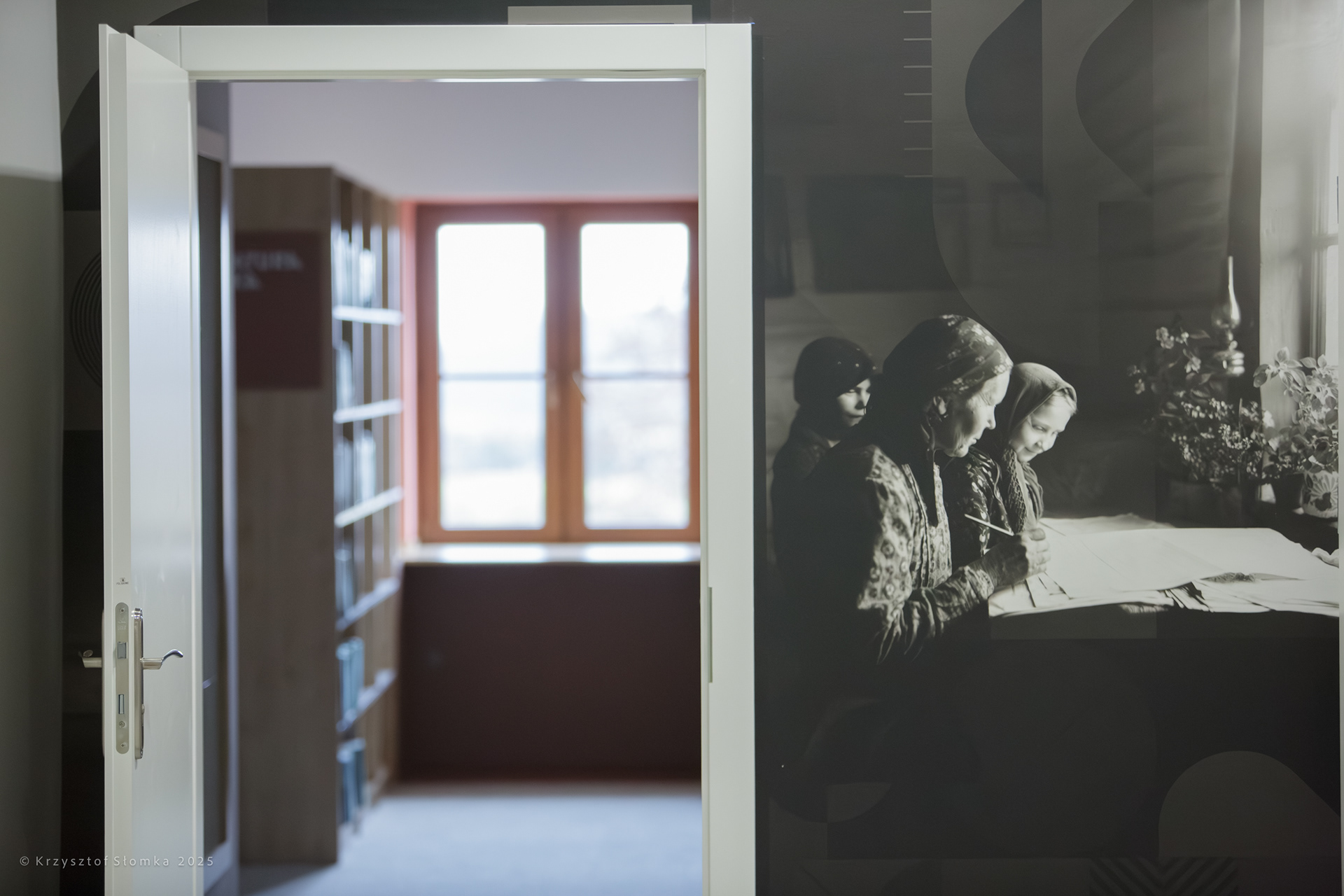 Na zdjęciach użytych w projekcie znajdują się autentyczne, archiwalne fotografie mieszkańców Woli Gułowskiej i okolic.