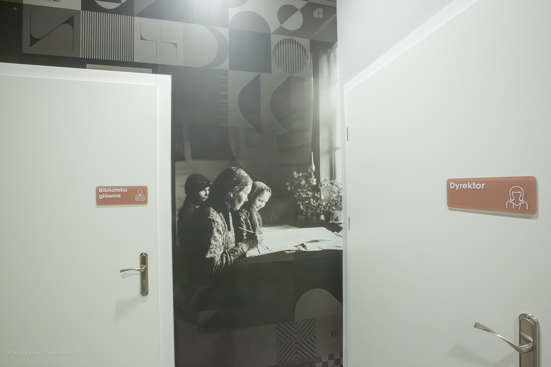 Na zdjęciach użytych w projekcie znajdują się autentyczne, archiwalne fotografie mieszkańców Woli Gułowskiej i okolic.