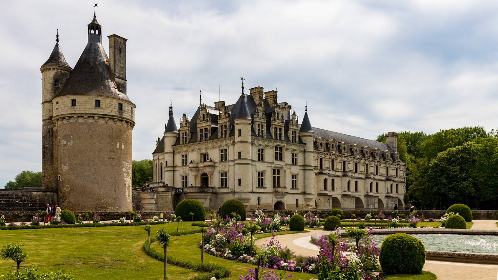 Le château vu depuis le jardin Catherine de Médicis