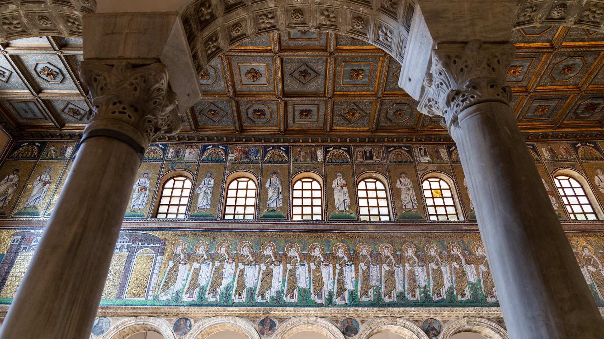 24 août 2022 - Basilique Saint-Appolinaire-Le-Neuf, Mosaïque représentant la procession des vierges