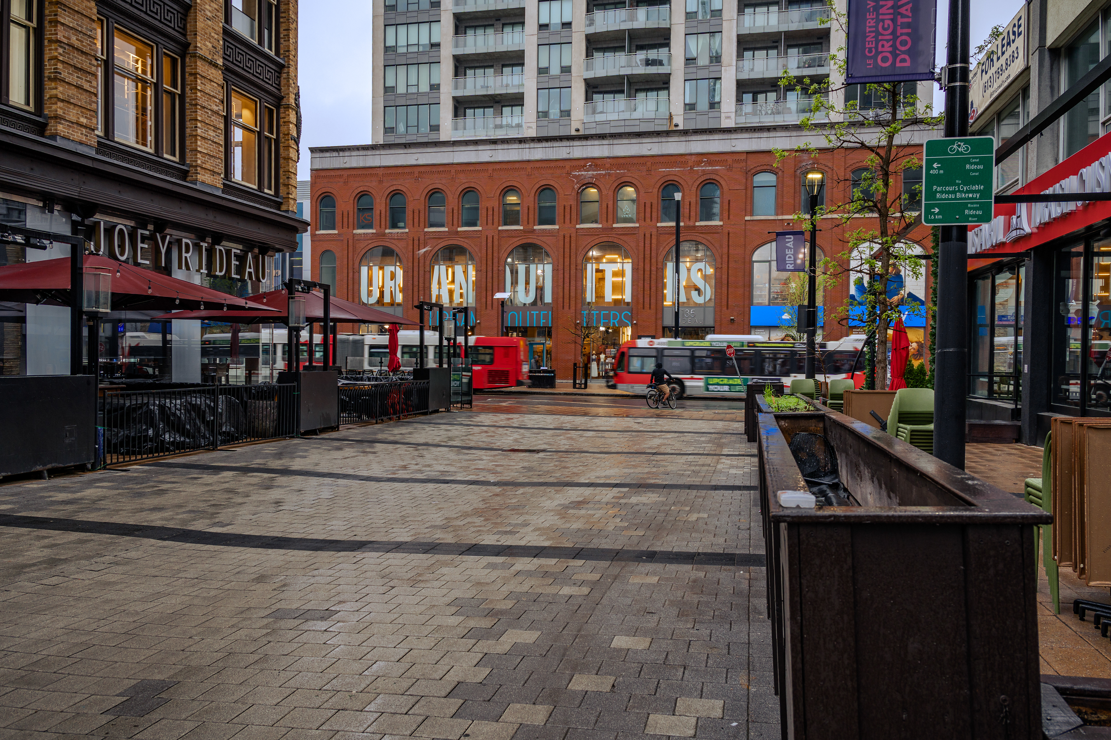 A rainy first day in Ottawa. Checking out Rideau Street and the surrounding area