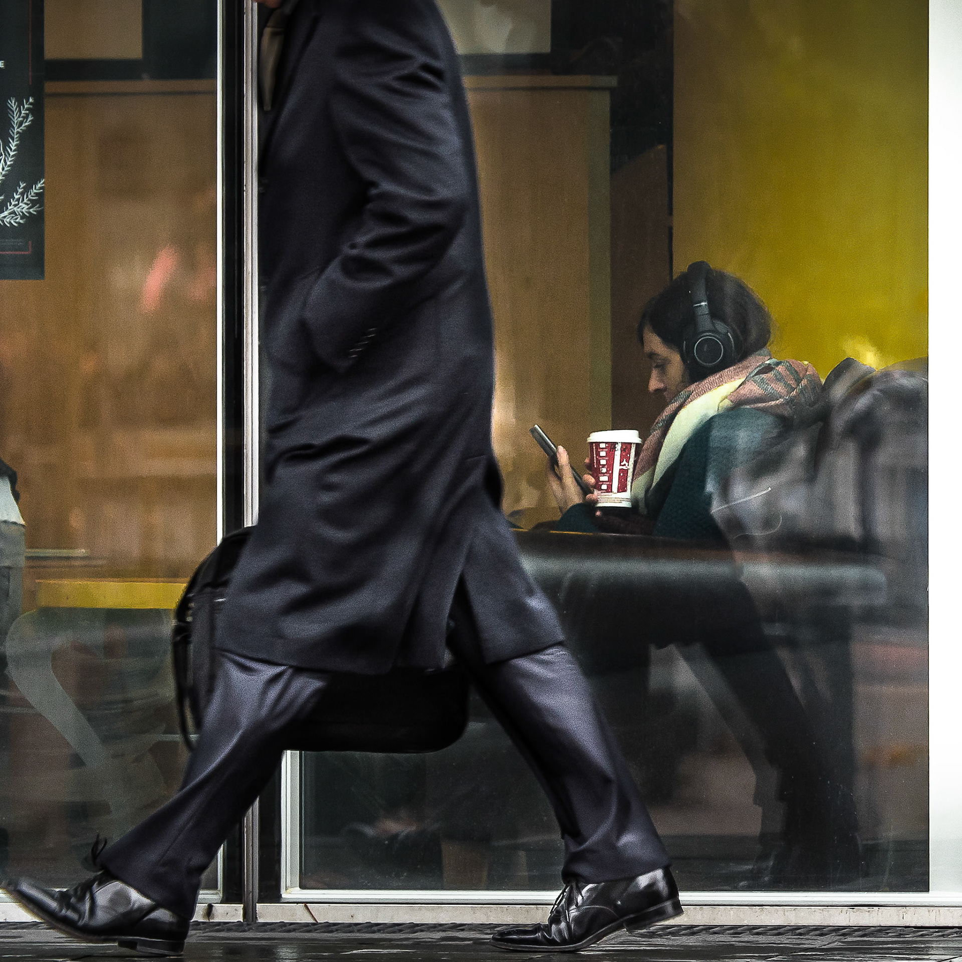 Jour10-Je parcours les ville du monde et je fais toujours la même photographie: quelqu’un derrière quelque chose... Allez savoir pourquoi ?  ©pascal-sentenac.com