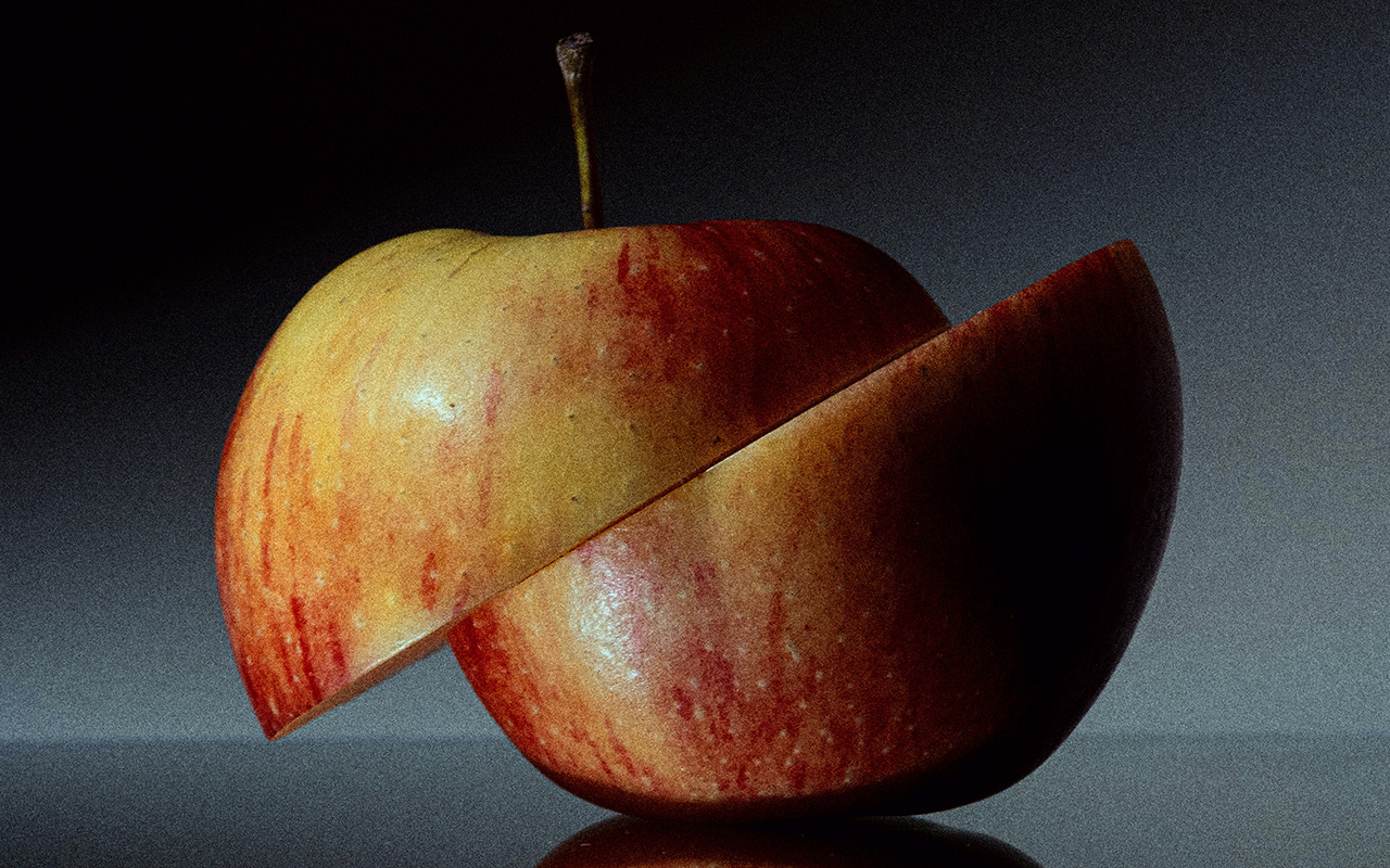 Ein schräg durchschnittener Apfel