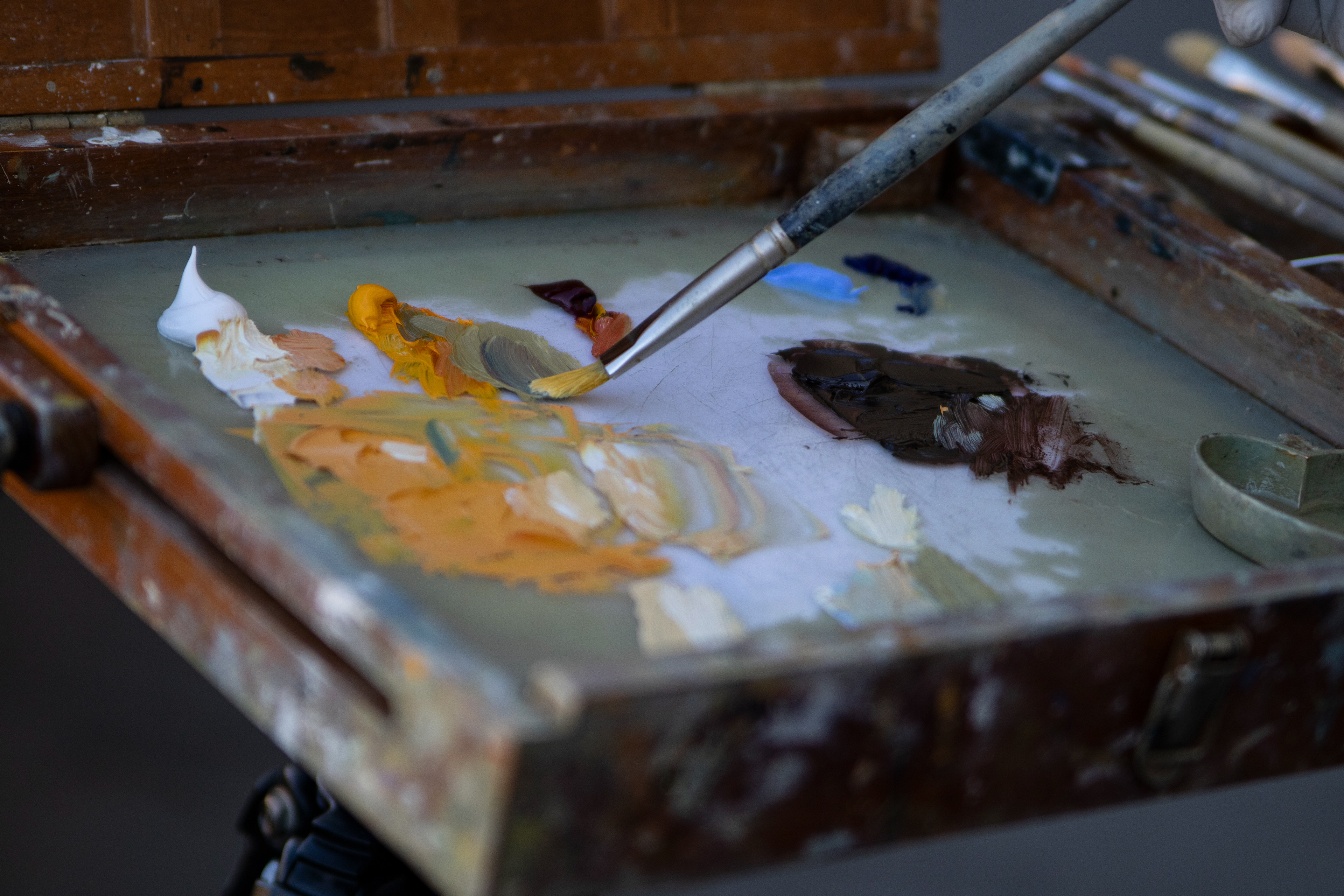 California Hartland college professor, Georgesse Gomez, mixes her colors on her easel while painting the “Ponte Vechio” bridge in Florence, Italy on Saturday, May 31, 2025. 