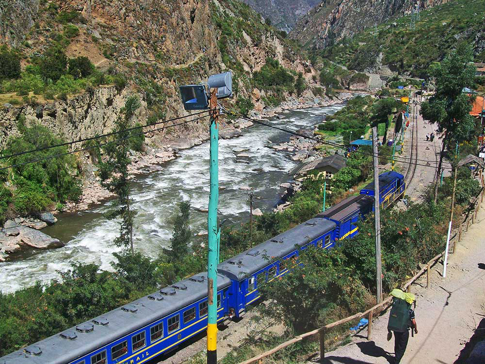 Tren de pasajeros en Machu Picchu