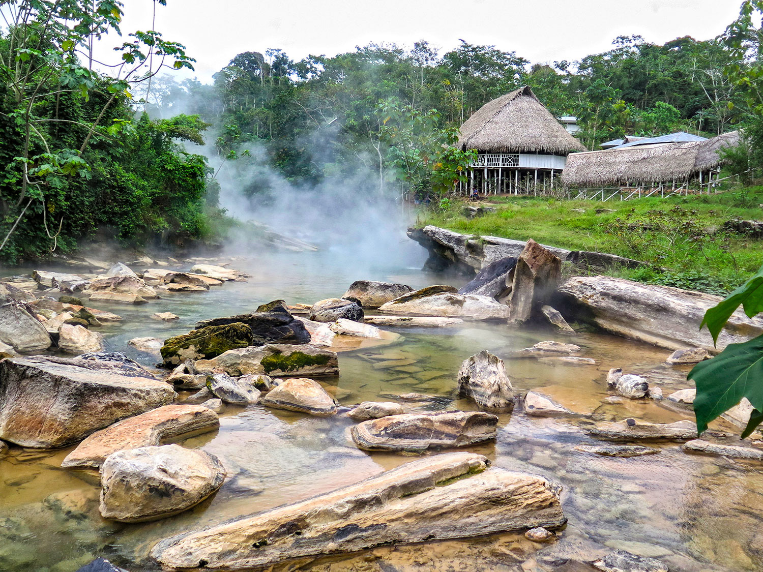 RÍO DE AGUAS TERMALES MAYANTAYACU