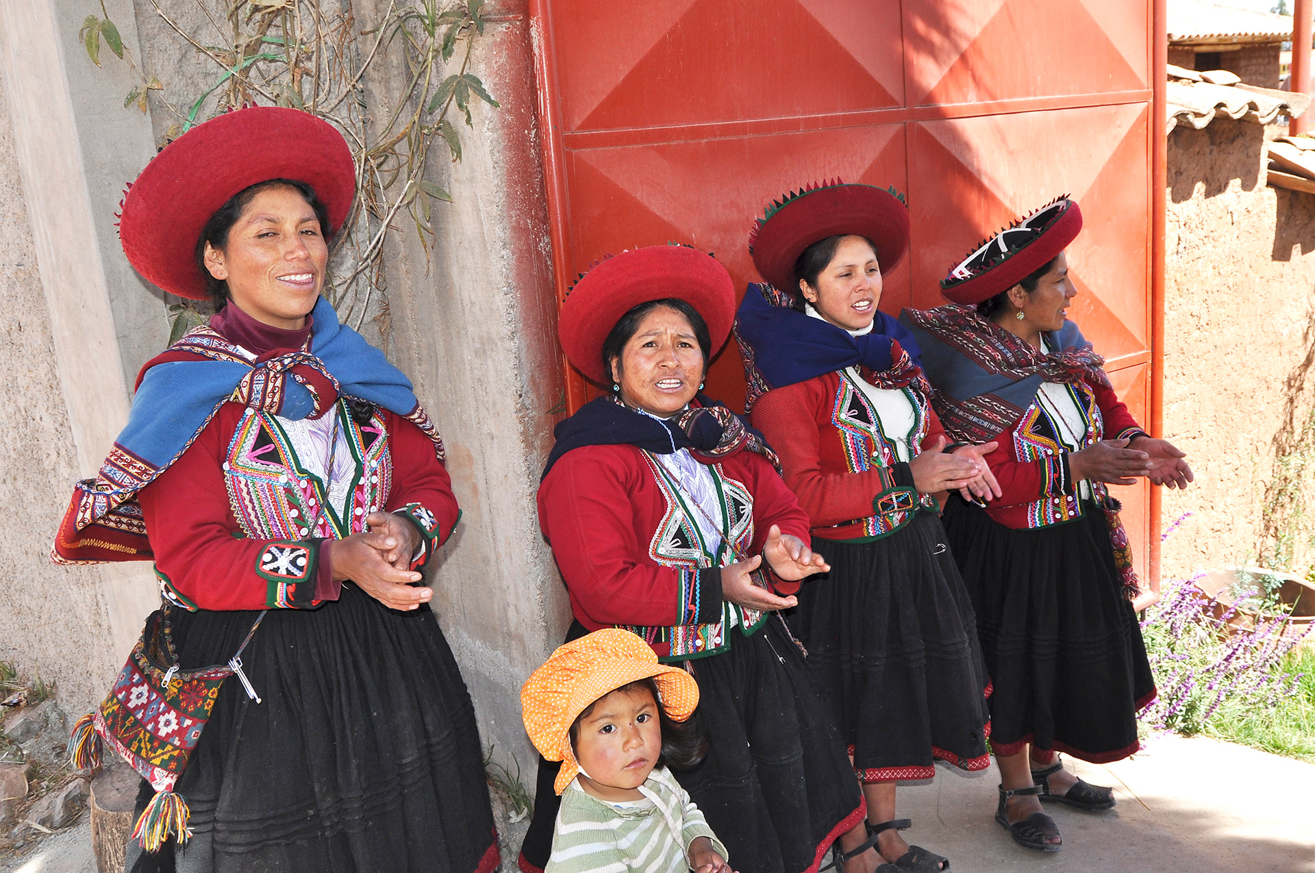 Mujeres artesanas de Chinchero cantando