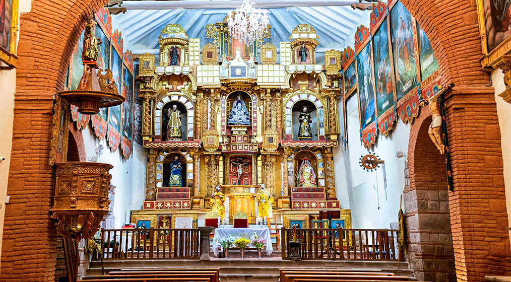 Interiores de la iglesia Santuario de Tiobamba